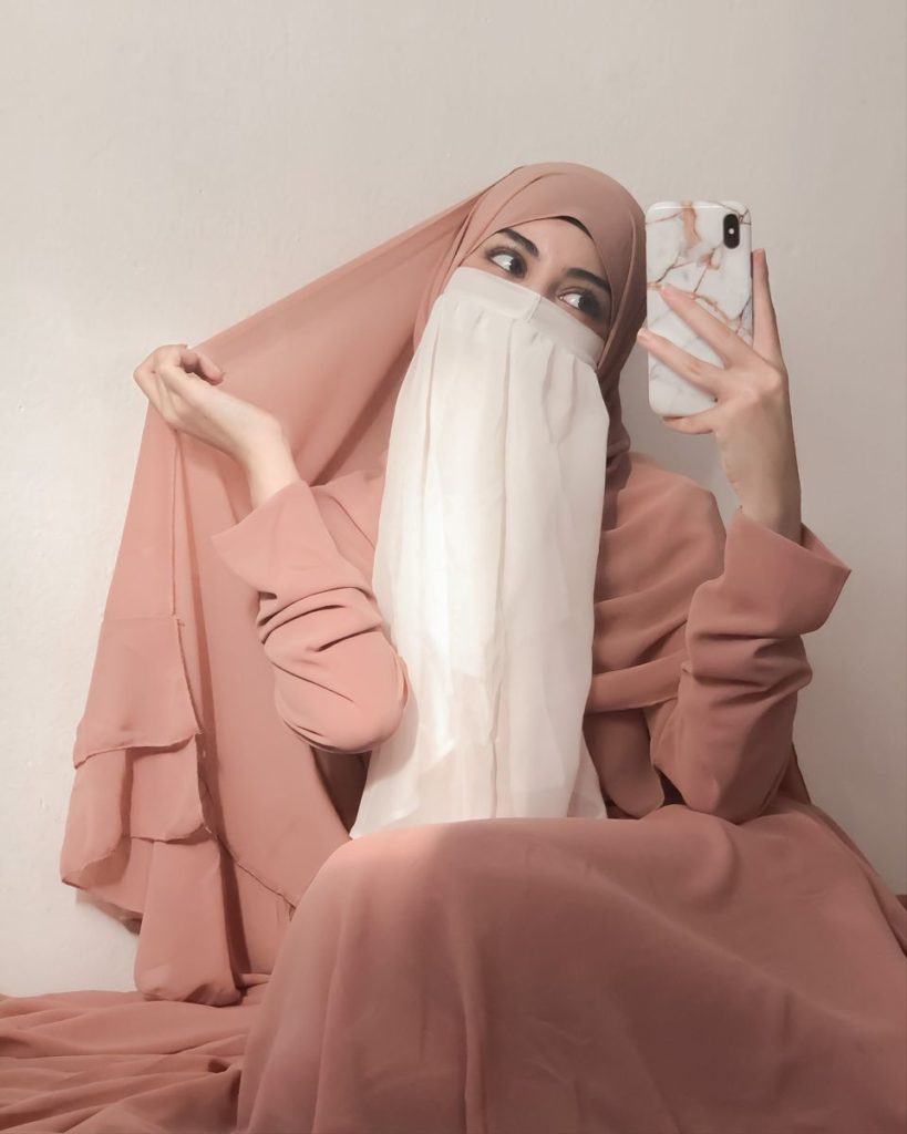 Pink niqab